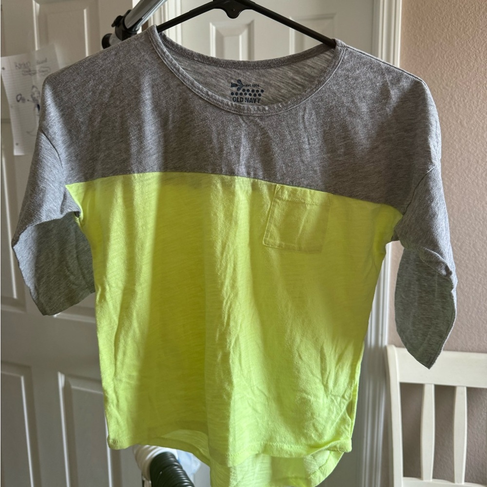 Great condition!  Old Navy Girls 3/4 Length Sleeve Shirt. Size 8 (YM)